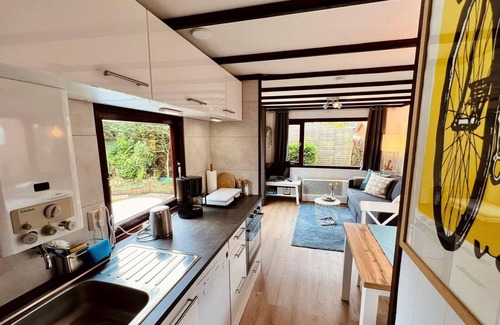 Sint Maartensvlotbrug Maison | Cosy 2-bedroom chalet, sleeps 4, nice garden with lawn