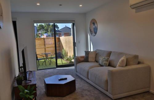 Henderson Maison | Cosy 2BR House in Awaroa Road