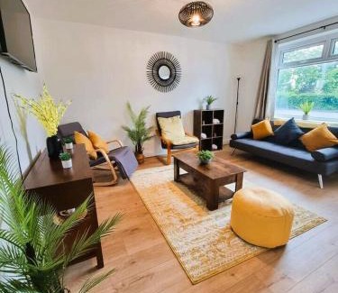 Broadheath Maison | Cosy 3 Bedroom House - Free Parking - Airport 6 Min Walk