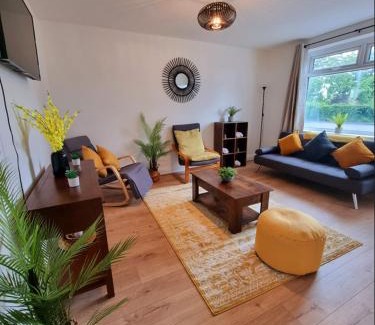 Broadheath Maison | Cosy 3 Bedroom House - Free Parking - Airport 6 Min Walk