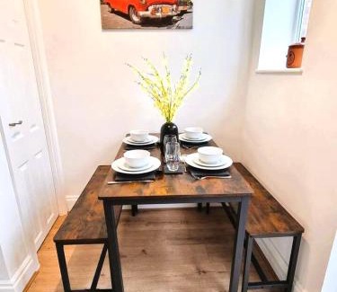 Broadheath Maison | Cosy 3 Bedroom House - Free Parking - Airport 6 Min Walk