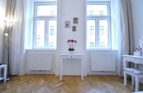 Schottenfeld Appartement | Cosy 3 Room Viennese Flat - 10min to City Center