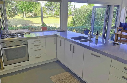 Whangamata Maison | Cosy 3BR Home Near Town, with Modern Amenities