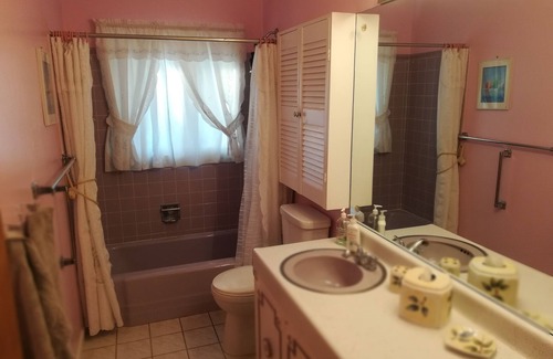 Darien Maison | Cosy 4 Bdr. House with Spacious Yard