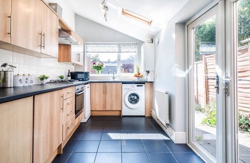 Bloxwich Maison | Cosy 4-Bed - Sleeps 7, Garden