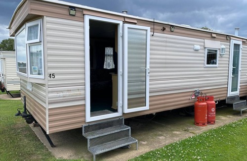 Scratby Maison | Cosy 4 berth caravan nearby Scratby beach, Norfolk ref 43045G