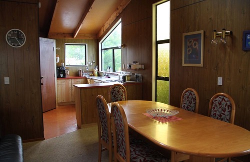 Richmond Heights Maison | Cosy 80's Taupo Bach, 3 min Walk to the Lake and Sailing Centre