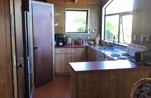 Richmond Heights Maison | Cosy 80's Taupo Bach, 3 min Walk to the Lake and Sailing Centre