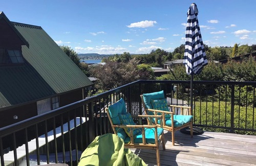 Richmond Heights Maison | Cosy 80's Taupo Bach, 3 min Walk to the Lake and Sailing Centre