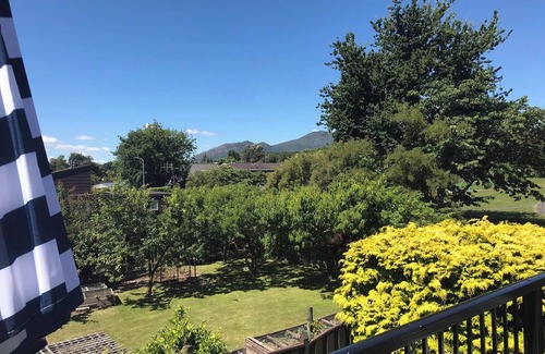 Richmond Heights Maison | Cosy 80's Taupo Bach, 3 min Walk to the Lake and Sailing Centre