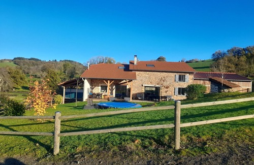 La Gresle Lit Et Petit-Déjeuner | Cosy accommodation for 4 with swimming pool in green surroundings and ponies on site