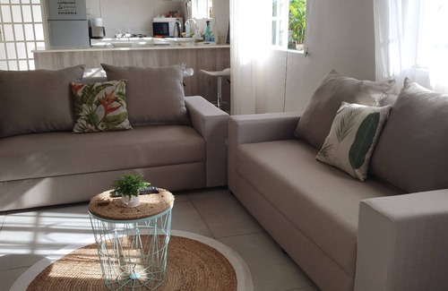 Mont Choisy Appartement | Appartement de 3 chambres avec piscine, à pied de la plage!