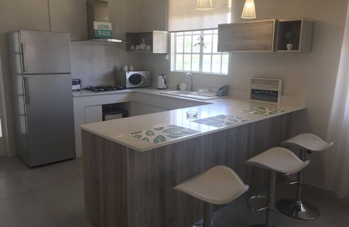 Mont Choisy Appartement | Appartement de 3 chambres avec piscine, à pied de la plage!