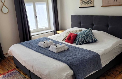 Historical Center Bruges Lit Et Petit-Déjeuner | Cosy and historical house/rooms in center Bruges with sunny city garden.