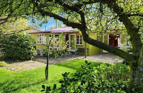 Leithfield Cottage | Cosy and private cottage with crashing waves and bird song to soothe your soul.