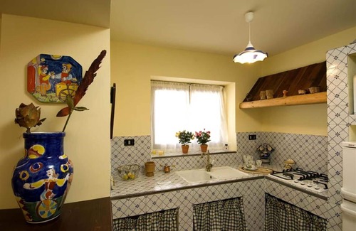 Collesano Villa | Confortable appartement dans une maison de vacances avec WIFI, climatisation, piscine, TV, patio