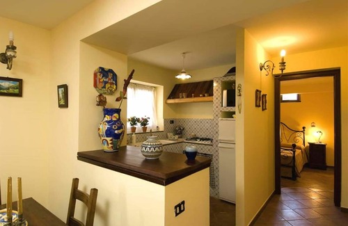 Collesano Villa | Confortable appartement dans une maison de vacances avec WIFI, climatisation, piscine, TV, patio