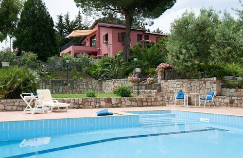 Collesano Villa | Confortable appartement dans une maison de vacances avec WIFI, climatisation, piscine, TV, patio