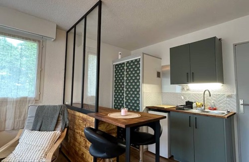 Cherbourg-en-Cotentin Appartement | Cosy apartment with balcony + parking - quiet 2 steps from downtown