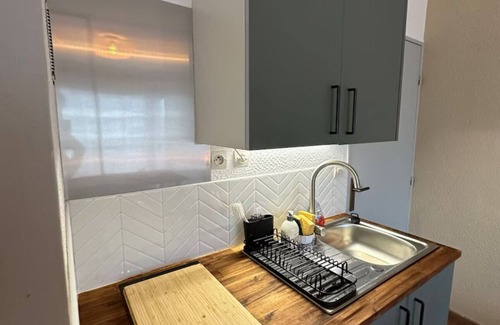 Cherbourg-en-Cotentin Appartement | Cosy apartment with balcony + parking - quiet 2 steps from downtown