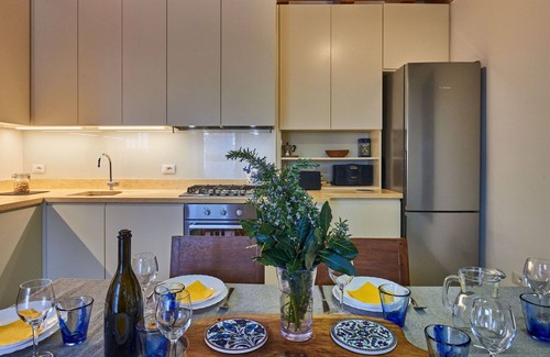 Caprino Veronese Maison | Agréable appartement dans une maison de vacances pour 8 personnes avec WIFI, TV et patio