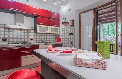 Monteriggioni Appartement | Agréable appartement pour 4 personnes avec piscine, WIFI, TV et véranda, près de Sienne