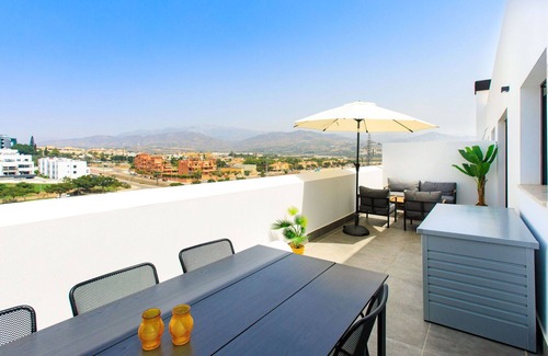 Torre del Mar Appartement | Confortable appartement pour 4 personnes avec WIFI, climatisation, piscine, terrasse et parking
