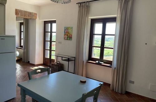 Isola d'Asti Appartement | Agréable appartement avec WIFI, TV, terrasse, vue panoramique et parking, près de Asti