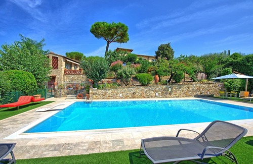San Gimignano Appartement | Bel appartement pour 2 personnes avec WIFI, climatisation, piscine, TV, vue panoramique et parking