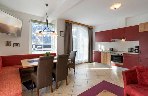 Stumm Appartement | Joli appartement pour 10 personnes avec WIFI, piscine, TV, terrasse, animaux admis et parking