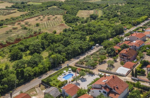 Brnobici Appartement | Cosy apartment for 3 guests with pool, WIFI, TV, terrace and parking