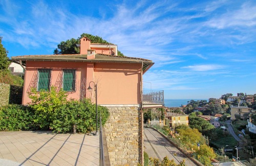 Rapallo Appartement | Bel appartement pour 4 personnes avec climatisation, piscine, TV et patio
