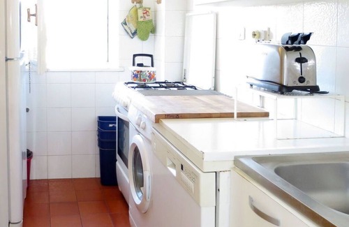 Cerveteri Appartement | Bel appartement pour 5 personnes avec climatisation, TV, patio et parking