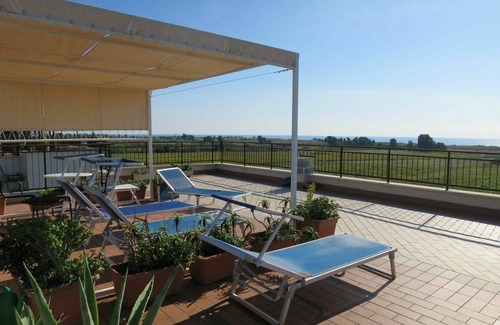 Cerveteri Appartement | Bel appartement pour 5 personnes avec climatisation, TV, patio et parking