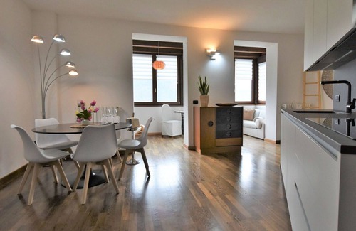 Ardenno Appartement | Confortable appartement pour 5 personnes avec WIFI, piscine, TV, terrasse et parking