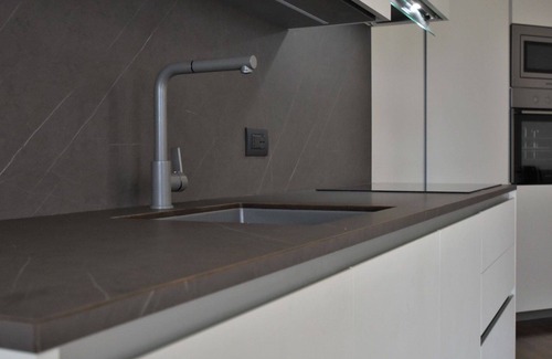 Ardenno Appartement | Confortable appartement pour 5 personnes avec WIFI, piscine, TV, terrasse et parking
