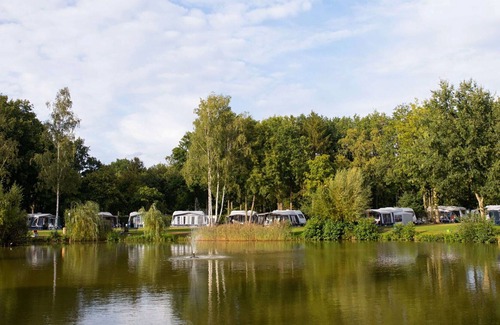Soerendonk Maison | Joli appartement dans une maison de vacances avec piscine, TV, animaux admis et parking