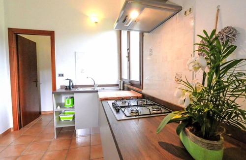 Montorsaio Maison | Confortable appartement dans une maison de vacances avec WIFI, piscine, TV, patio et animaux admis