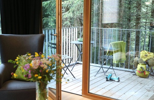 Großdorf Maison | Bel appartement dans une maison de vacances avec WIFI, piscine, TV, balcon et vue panoramique