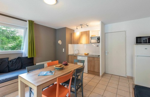 Saumur Maison | Bel appartement dans une maison de vacances avec WIFI, piscine, TV, terrasse, animaux admis, parking