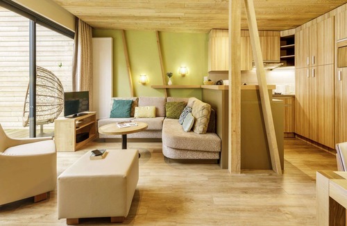Morton Maison | Cosy apartment in villa for 8 guests with WIFI, pool, hot tub, TV, terrace and parking