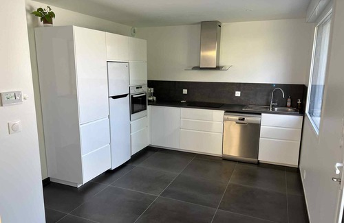 Grezieu-la-Varenne Appartement | Cosy apartment with terrace, garden and parking, 15 km from Lyon
