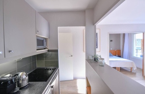 Combat Appartement | Cosy Apt With Balcony Near Buttes Chaumont