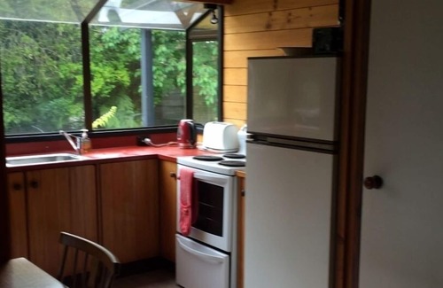 Holdens Bay Maison | Bach confortable, superbe site au bord du lac, emplacement pratique