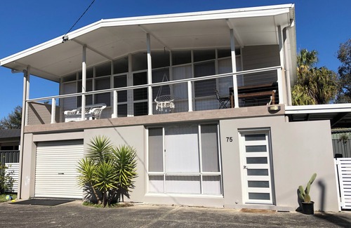 Chittaway Bay Maison | Cosy beach style house. Walking distance to lake and 10 minutes drive to beach