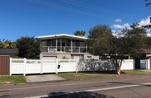 Chittaway Bay Maison | Cosy beach style house. Walking distance to lake and 10 minutes drive to beach
