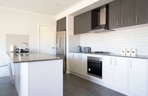 Wyndham Vale Maison | Cosy beautiful modern house close public transport and shopping mall
