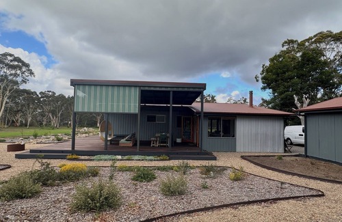 Hill Top Maison | Cosy bungalow on 5 acres in the Southern Highlands