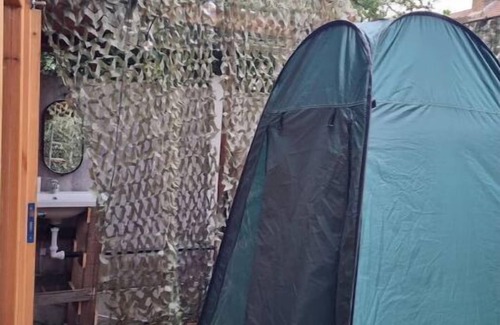 Newbury Park Cabine | Cosy Cabin Free Parking near Central London NO ULEZ