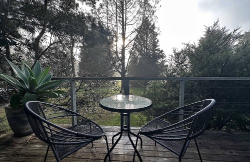 Kangaroo Valley Cabine | Réveillez-vous le matin avec le brouillard qui remplit la vall��e et regardez la vue s'ouvrir sur le parcours de golf.